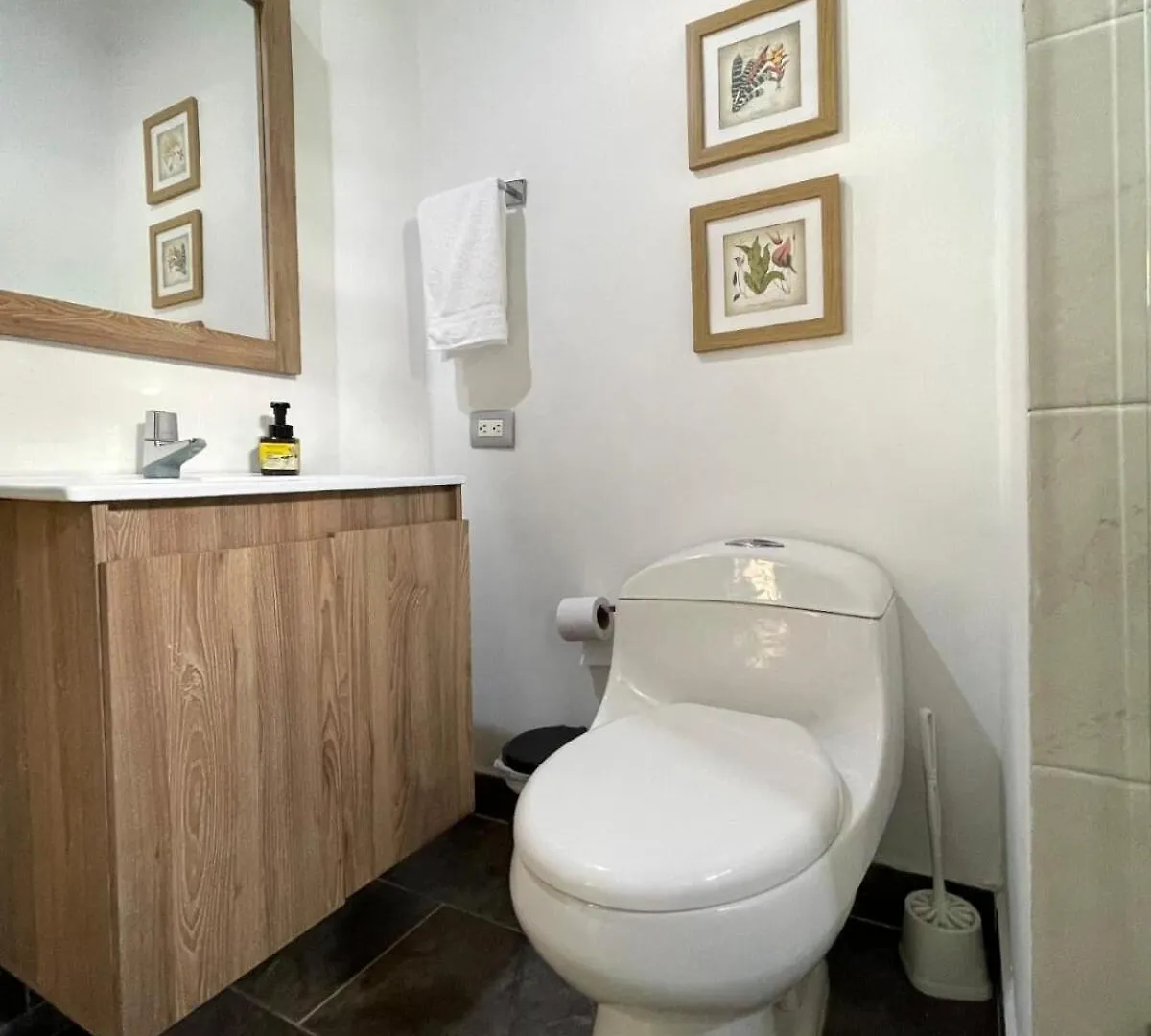 Spacious 3 Bedroom House In Laureles Medellin 0*,