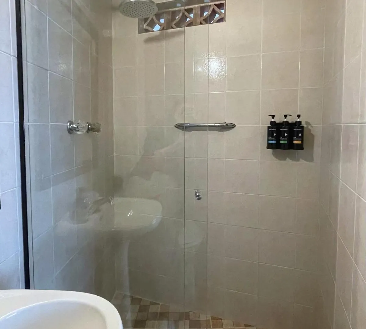 Spacious 3 Bedroom House In Laureles Medellin